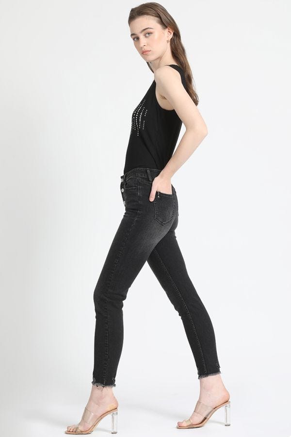 JEANS SKINNY TIRO MEDIO, BOTONES JOYA, NEGRO