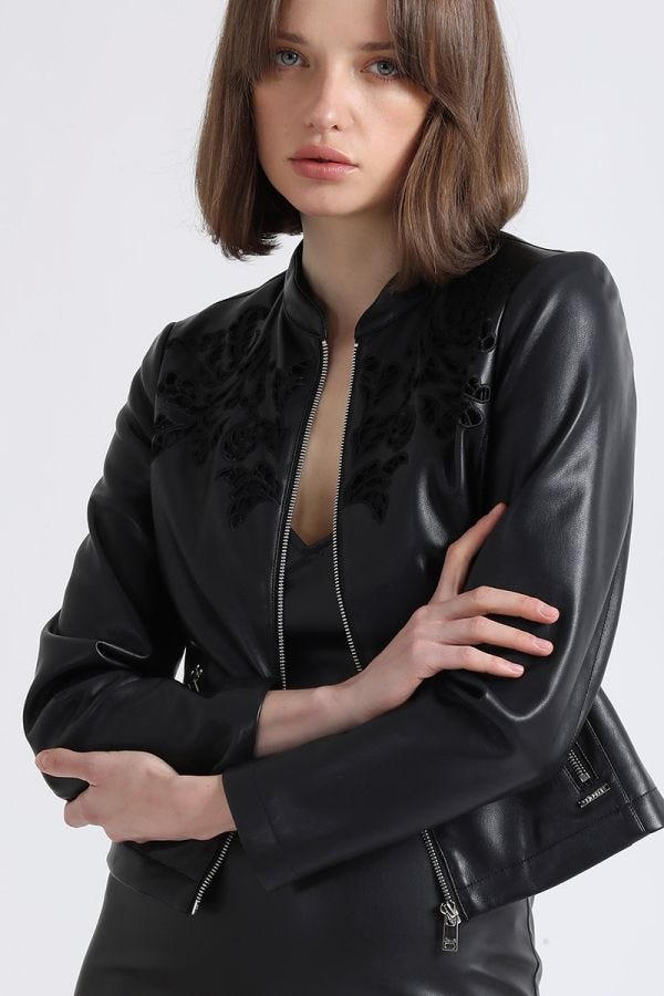 CHAQUETA BORDADO RICHELIEU, EFECTO CUERO, NEGRO