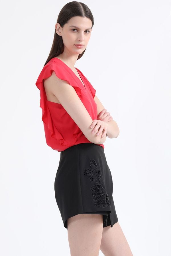 FALDA SHORT TIRO ALTO, CON BORDADO RICHELIEU, NEGRO
