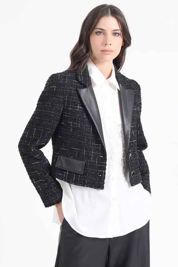 BLAZER CROP EN TWEED FANTASIA CON APLICACIÓN CUERO, NEGRO