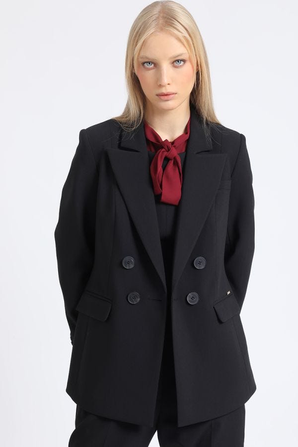BLAZER ENTALLADO CRUZADO, BOTON CONTRASTE, NEGRO