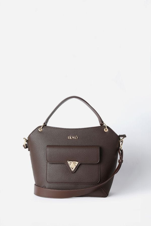 CARTERA MEDIANA, BROCHE TRIANGULO, EFECTO CUERO GRANULADO, CHOCOLATE