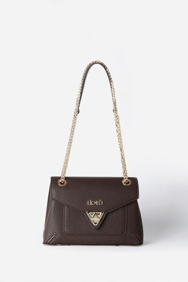 CARTERA BROCHE TRIANGULO, EFECTO CUERO GRANULADO, CHOCOLATE