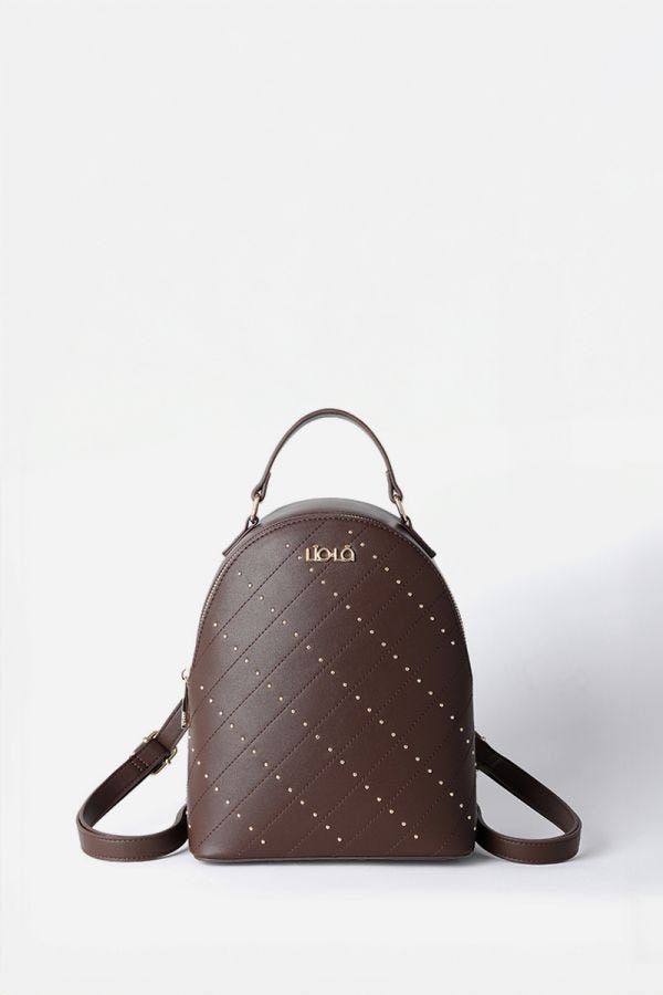 MOCHILA CON TACHAS, EFECTO CUERO, CHOCOLATE