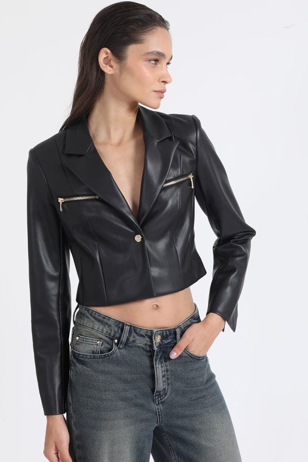 BLAZER CROP EFECTO CUERO CON CIERRES, NEGRO