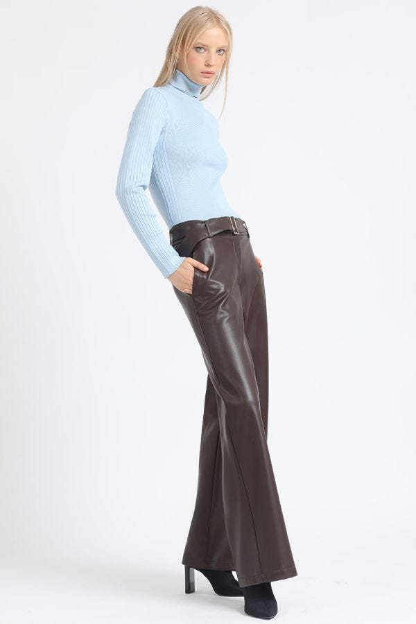PANTALON ANCHO, TIRO ALTO CON CINTURON, EFECTO CUERO, CHOCOLATE