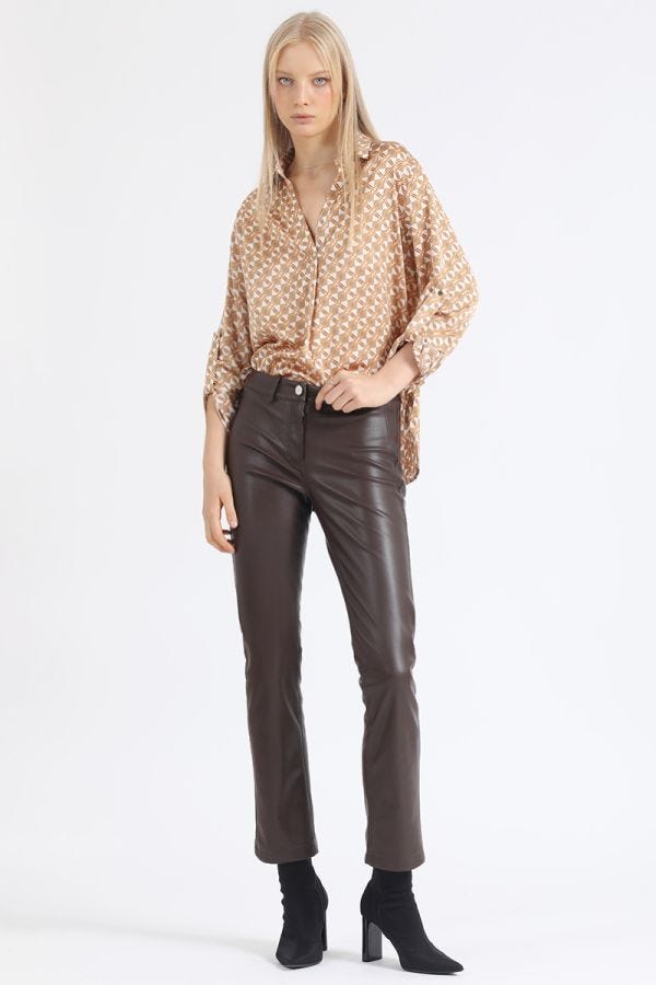 PANTALON PITILLO, TIRO MEDIO, EFECTO CUERO, CHOCOLATE