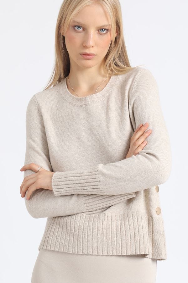 SWEATER RECTO TEJIDO PUNTO, BOTON DECORATIVO, BEIGE