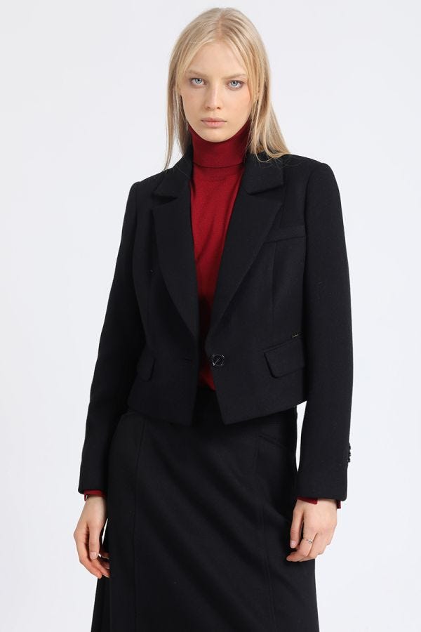 CHAQUETA CROP, BOTON CONTRATONO, MUFLON NEGRO