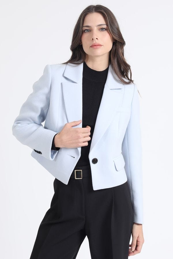 CHAQUETA CROP, BOTON CONTRATONO, MUFLON CELESTE