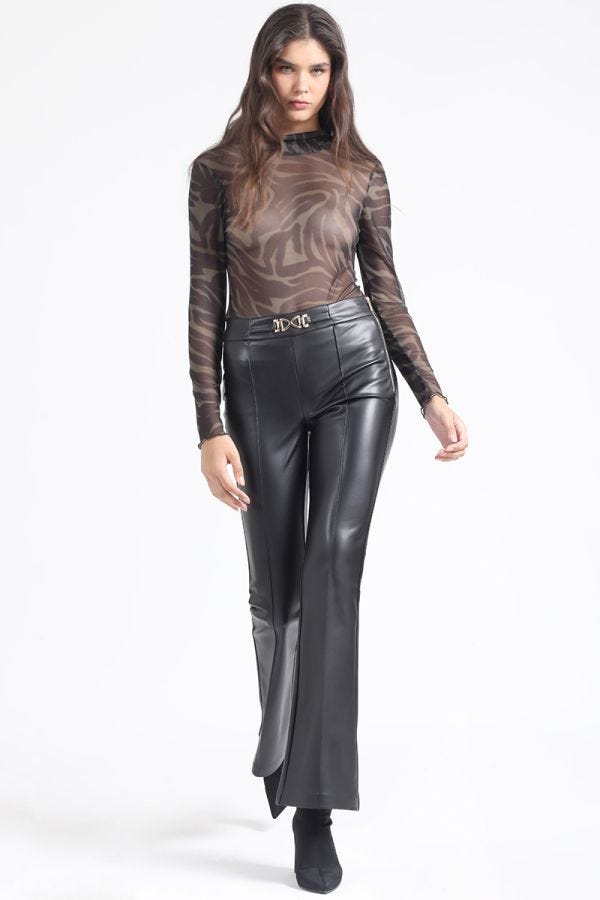 PANTALON FLARE, TIRO MEDIO, EFECTO CUERO, NEGRO
