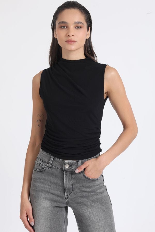 TOP MALLA CON RECOGIDO EN COSTADOS Y UN HOMBRO, NEGRO