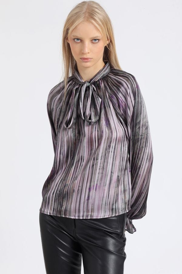 BLUSA LAZADA EN CUELLO, SATIN ESTAMPADO, NEGRO
