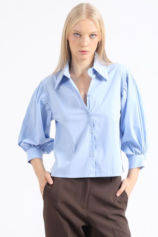 CAMISA CROP, HOMBRO RECOGIDO, CELESTE
