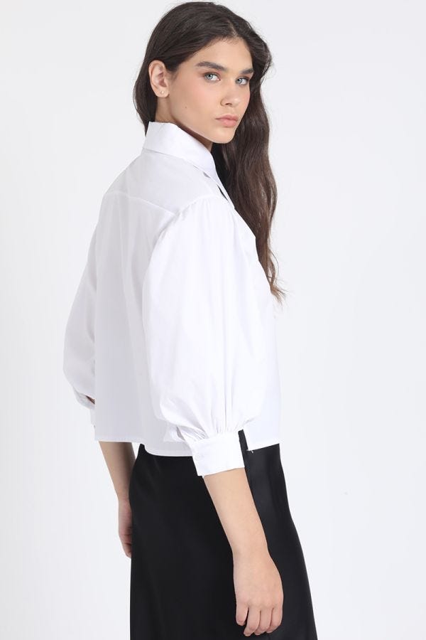 CAMISA CROP, HOMBRO RECOGIDO, BLANCO