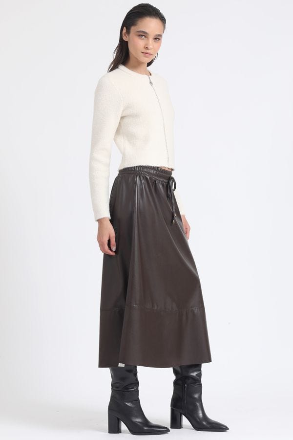 FALDA AMPLIA MIDI EFECTO CUERO, CAFÉ