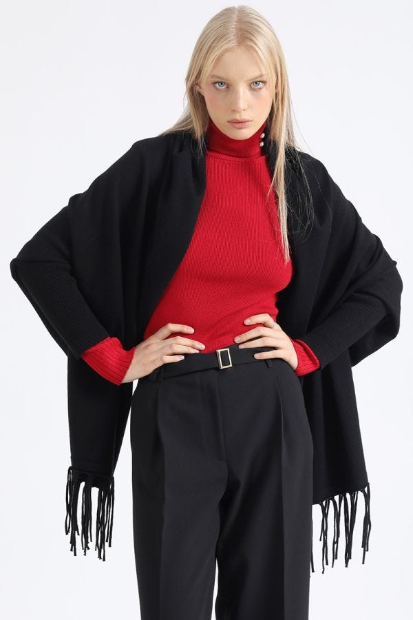 TEJIDO PONCHO ENVOLVENTE CON MANGA Y FLECOS NEGRO