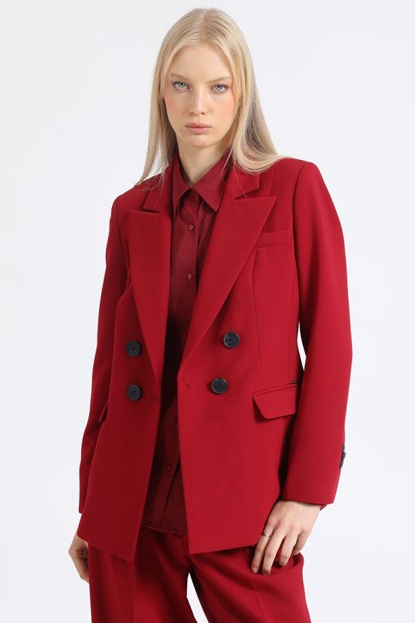BLAZER ENTALLADO CRUZADO, BOTON CONTRASTE, VINO