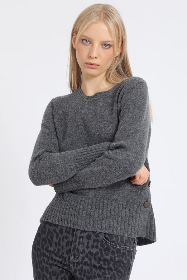 SWEATER RECTO TEJIDO PUNTO, BOTON DECORATIVO, GRIS