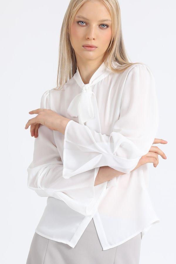 BLUSA CON LAZADA EN CUELLO, CRUDO