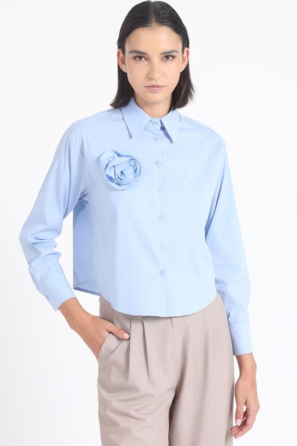 CAMISA POPLIN ALGODÓN, APLICACIÓN FLOR, CELESTE