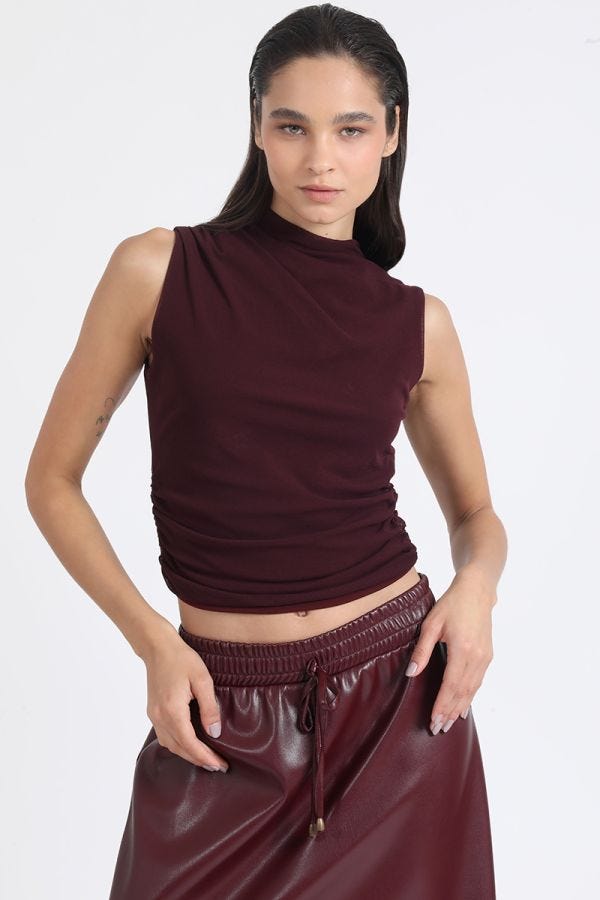 TOP MALLA CON RECOGIDO EN COSTADOS Y UN HOMBRO, VINO
