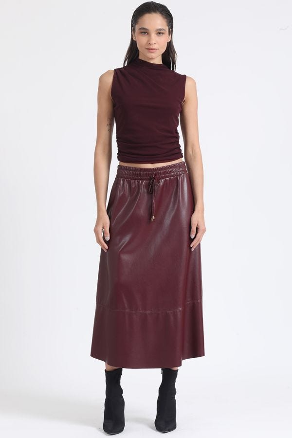 FALDA AMPLIA MIDI EFECTO CUERO, VINO
