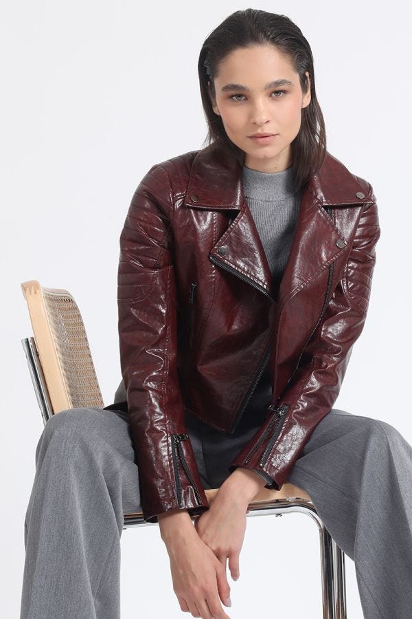 CHAQUETA CROP BIKER, EFECTO CUERO, BURDEO